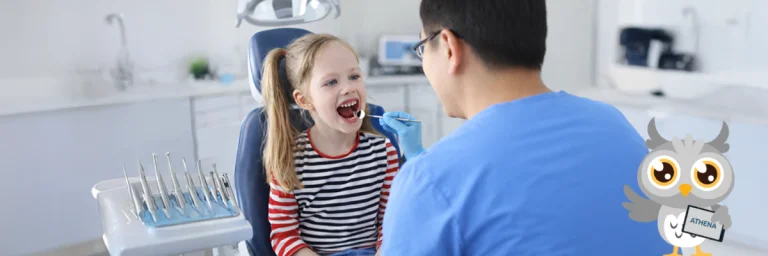 Das Bild zeigt ein Kind bei der Zahnarztbehandlung.