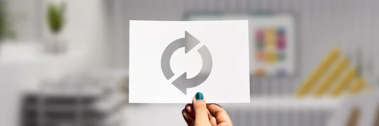 Ein Schild mit einem Kreis und Pfeilen wie ein Kreislauf. Der Hintergrund ist geblurrt