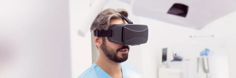 Zahnmedizinischer Fachangestellte mit VR-Brille