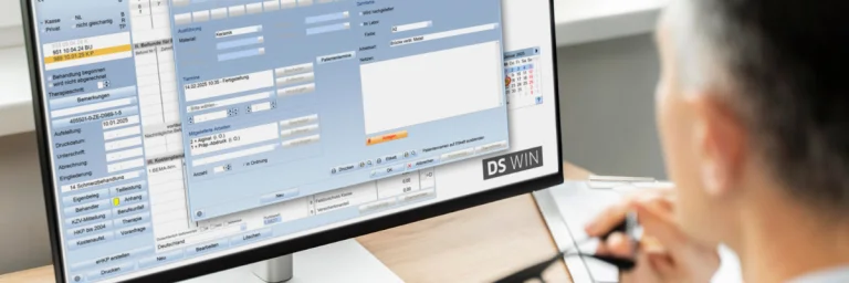 Mann vor einem Computer, auf dem das DS-Win von Dampsoft zu sehen ist.