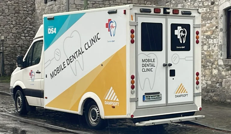 Umgebauter Rettungswagen zu einer mobilen Zahnarztpraxis für den Einsatz in Krisengebieten. Kooperation zwischen dem Dental Emergency Team und Dampsoft.