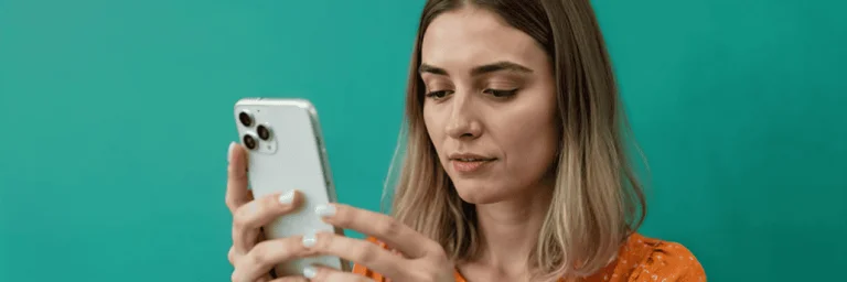 Frau tippt in ihr Handy.