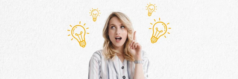 Eine Frau meldet sich, Glühlampen befinden sich um sie herum