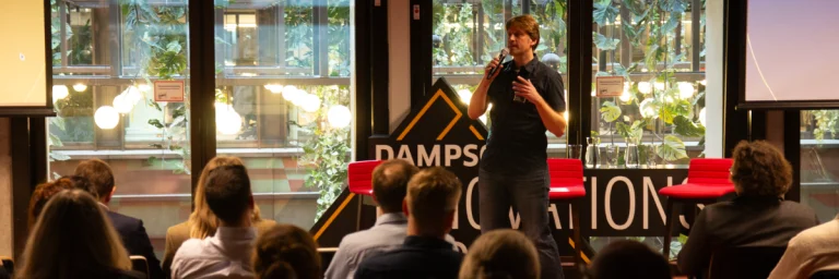 Dietmar Hermann spricht vor Zuhörern beim Dampsoft Innovationsforum