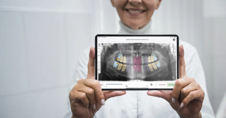 Zahnärztin zeigt die KI-Röntgenbildanalyse in der Athena-App auf einem iPad.