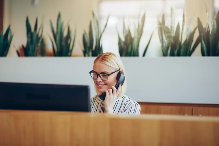 Praxisempfang Zahnarztpraxis mit Mitarbeiterin am Telefon