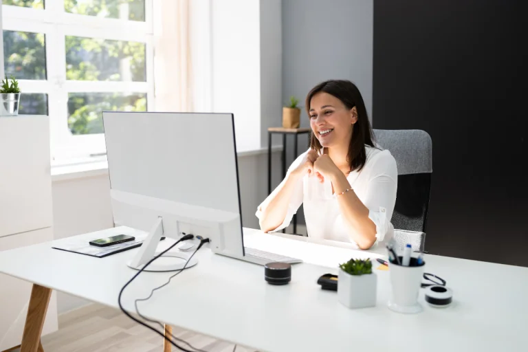 Frau telefoniert per Laptop
