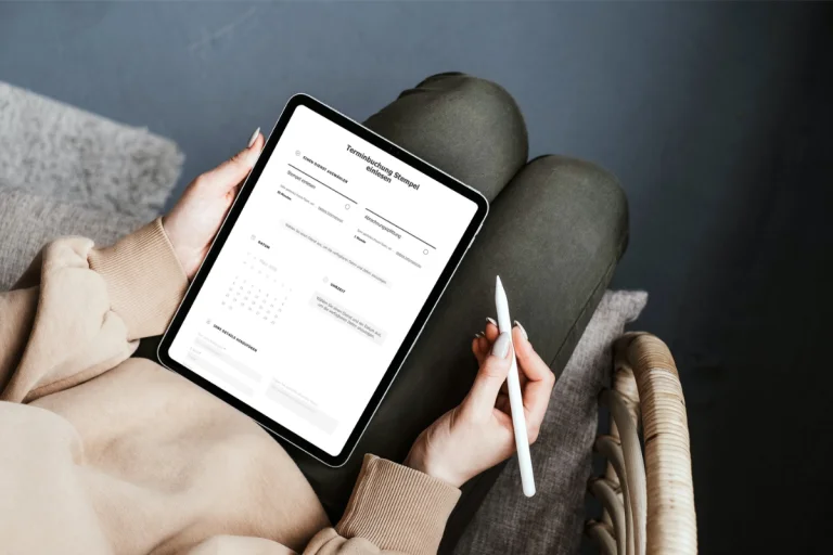 Tablet Terminplanung Zahnarztpraxis auf dem Schoß einer Mitarbeiterin