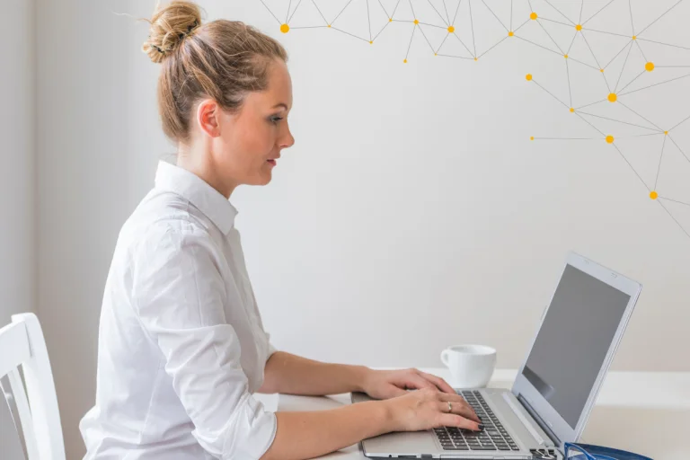Frau arbeitet am Rechner Schritt für Schritt mit e-Health Funktionen in DS-Win