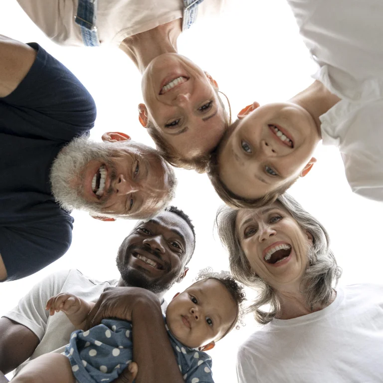 Menschen verschiedener Generationen und Kulturen blicken gemeinsam lächelnd in die Kamera – Symbolbild für Vielfalt, gesellschaftliche Verantwortung und nachhaltiges Miteinander bei Dampsoft
