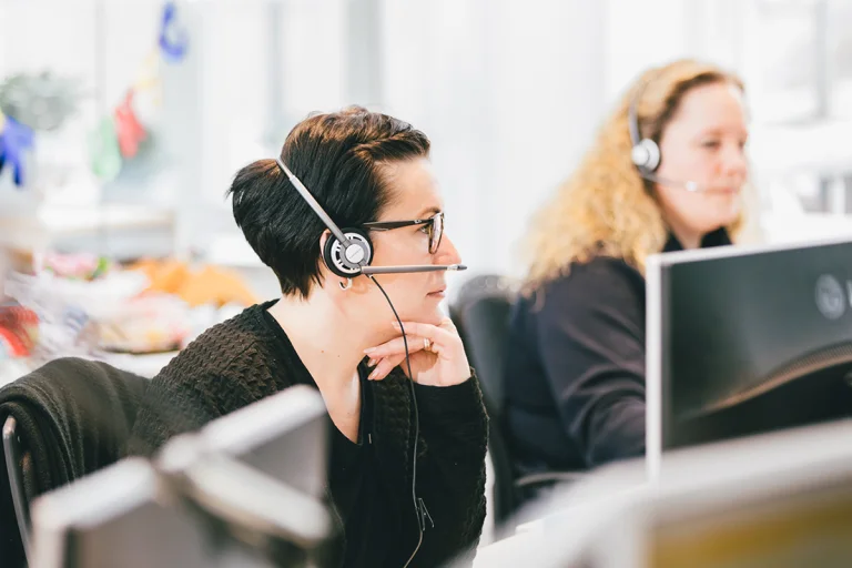 Mitarbeiterin im Kundenservice berät telefonisch zu Fragen und Anliegen