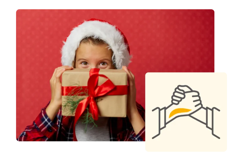 Ein Kind freut sich über ein Weihnachtsgeschenk
