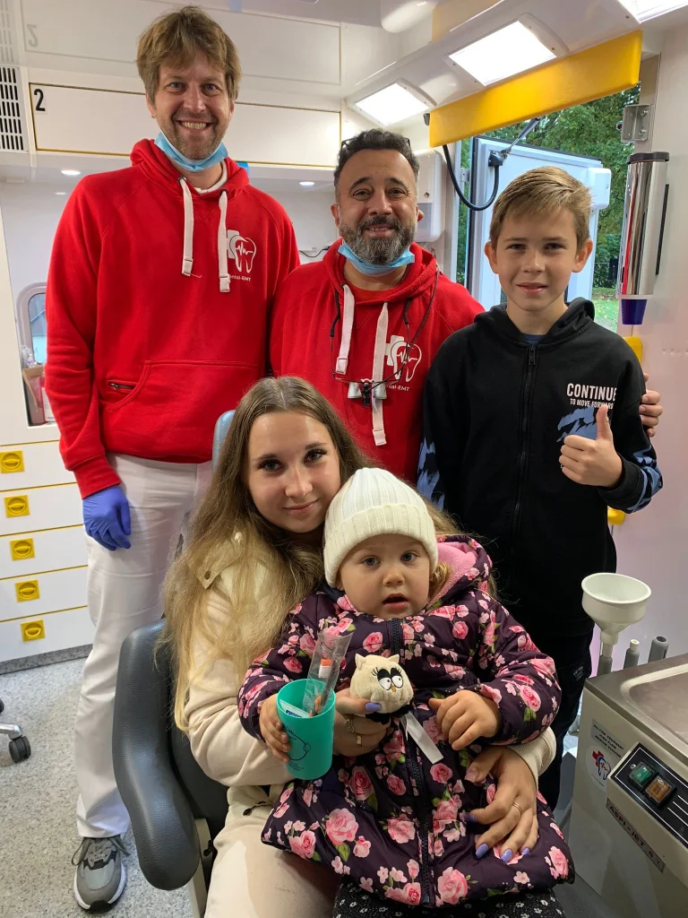 Dental-EMT-Team mit Patienten in der mobilen Zahnarztpraxis.