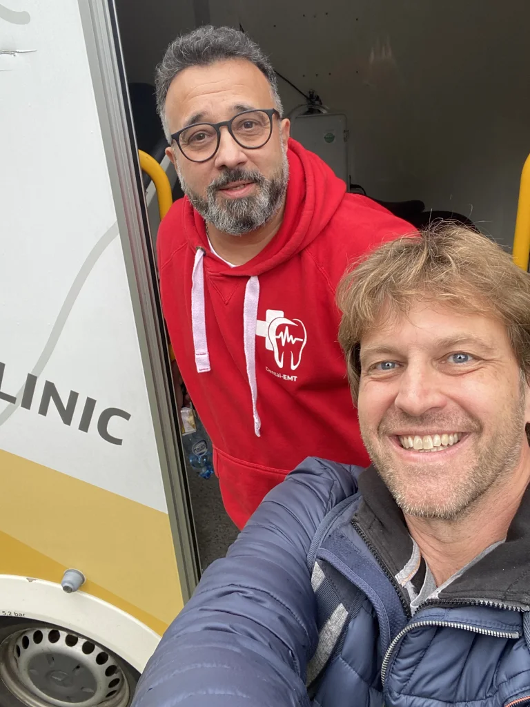 Dr. Alexander Schafigh und Dietmar Hermann bei der Arbeit in der mobilen Zahnarztpraxis von Dental-EMT und Dampsoft.