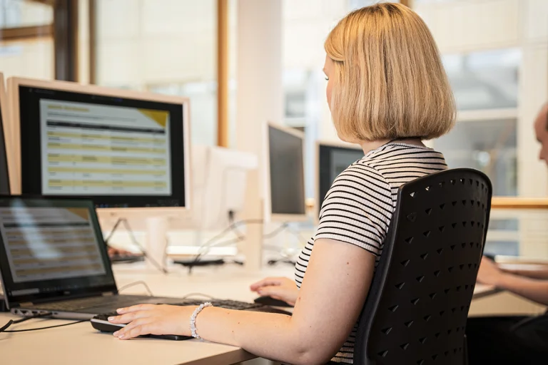Auszubildende im Büro