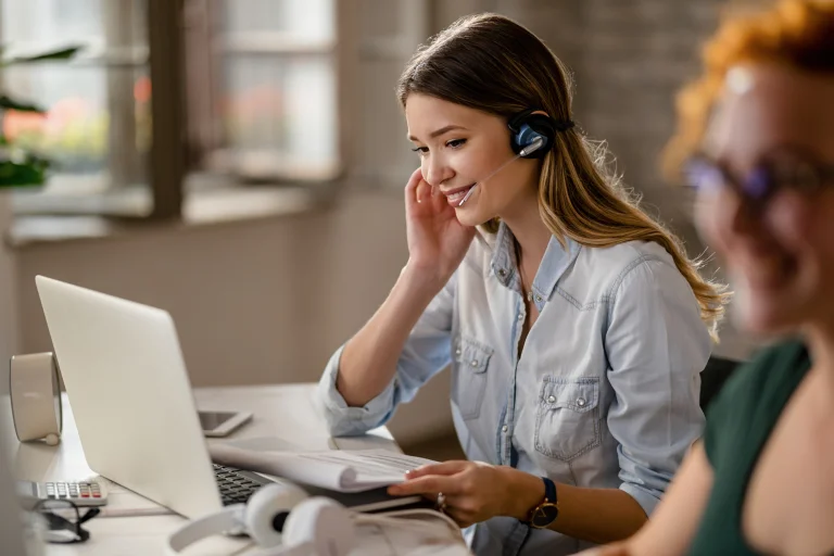 Mitarbeiterin im Kundenservice berät telefonisch zu Fragen und Anliegen