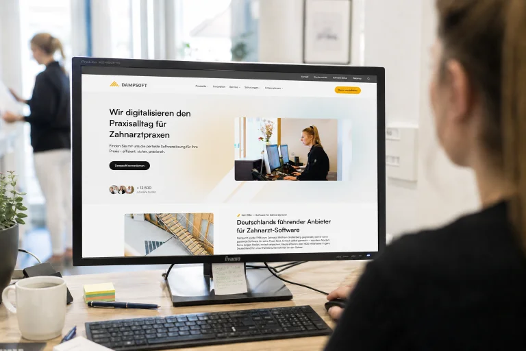 Mitarbeiterin nutzt die Dampsoft-Webseite in einer Zahnarztpraxis.