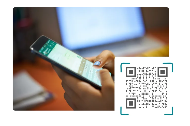 Frau nutzt Smartphone für Chat mit dem Kundenservice, daneben QR-Code zur schnellen Kontaktaufnahme