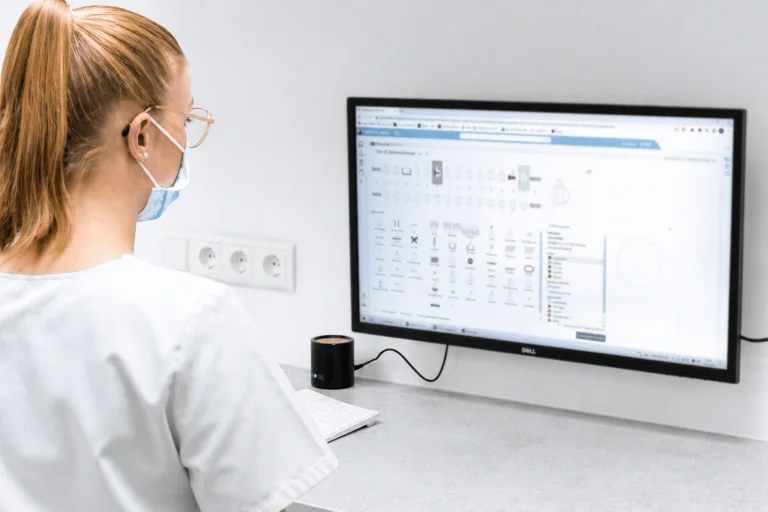 Mitarbeiterin in der Zahnarztpraxis erfasst Patientendaten digital im DS4
