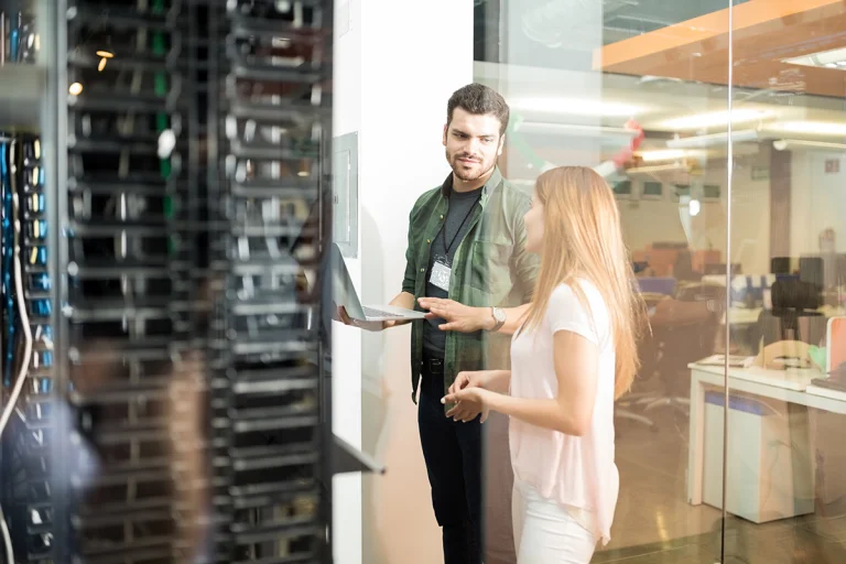 IT-Mitarbeitende führen die Installation von e-connect in der Zahnarztpraxis durch