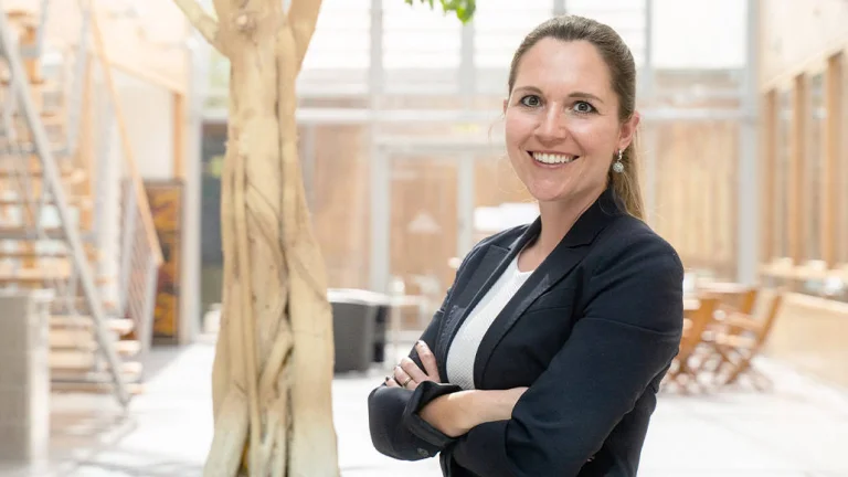 Frau Dr. Verena Freier im Gebäude der Dampsoft GmbH