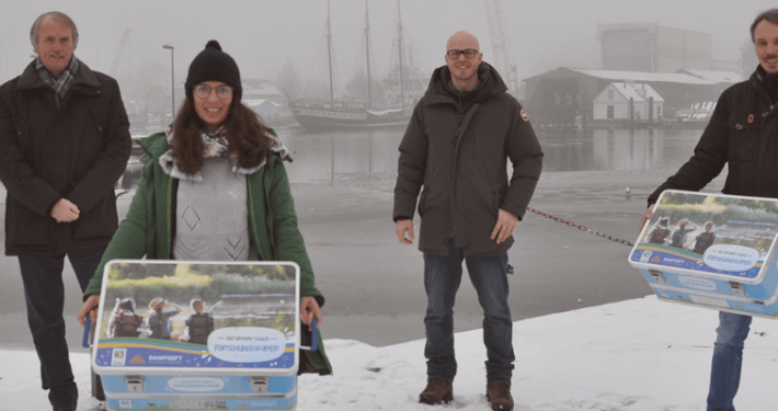 Dampsoft-Blog: Janico und Janosch Greifenberg übergeben Forscherkoffer an den Naturpark Schlei