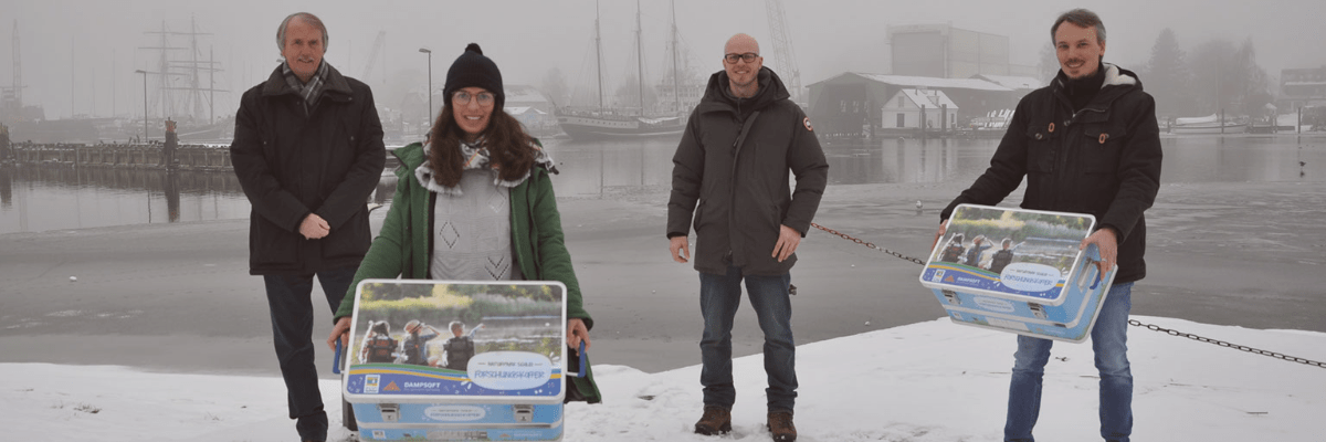 Dampsoft-Blog: Janico und Janosch Greifenberg übergeben Forscherkoffer an den Naturpark Schlei