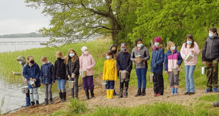 Schulkinder und Naturparkführerin erkunden den Naturpark Schlei