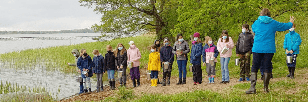 Schulkinder und Naturparkführerin erkunden den Naturpark Schlei