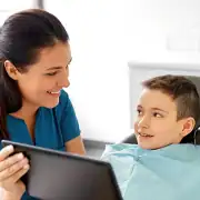 dampsoft-athena-zahnaerztin-mit-Kind-am-tablet